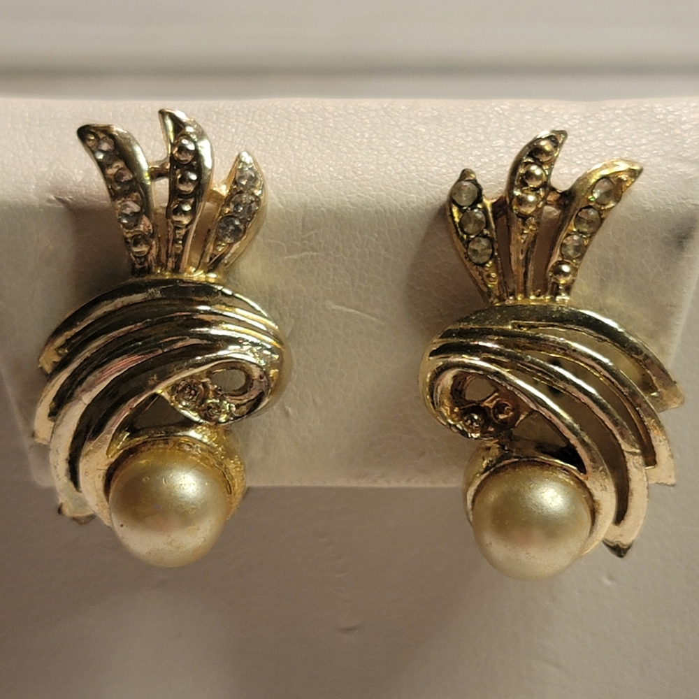 Vintage Gold Tone Sculptural Feather Spray Faux Pearl Clip On Earrings